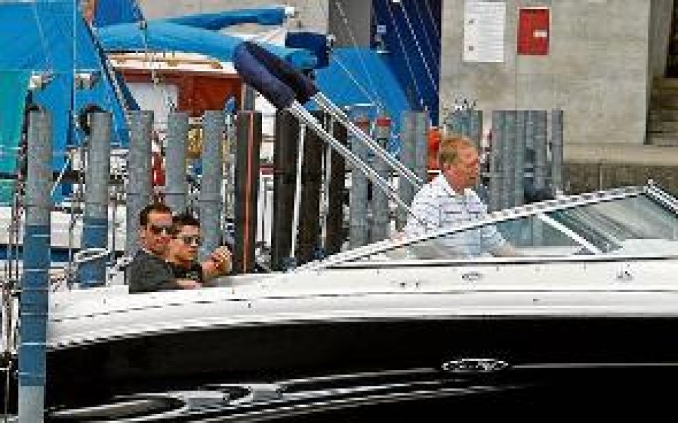 Роналдо отдъхва на моторна лодка с агента си