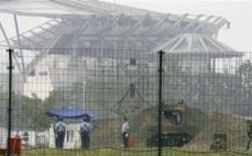 Гардове с картечници бдят за сигурността на летището в Пекин