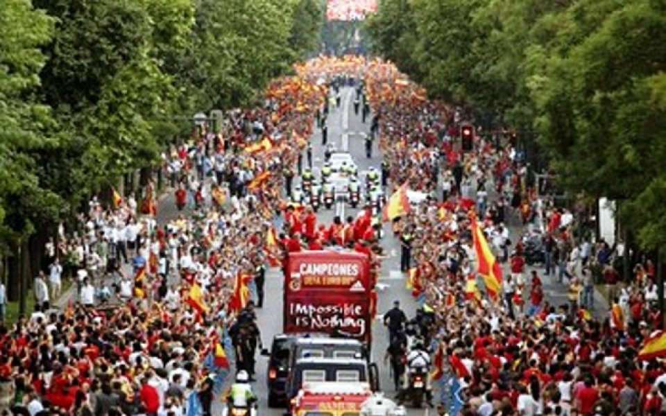 Испанците кацнаха в Мадрид по екипи и с титлата в ръце