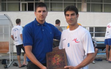 Дариха Гонзо за ЧРД с икона и шампанско