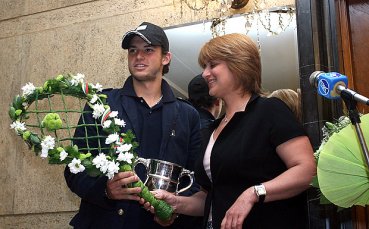 Цветна ракета, отпечатъци и светкавици за шампиона Гришо