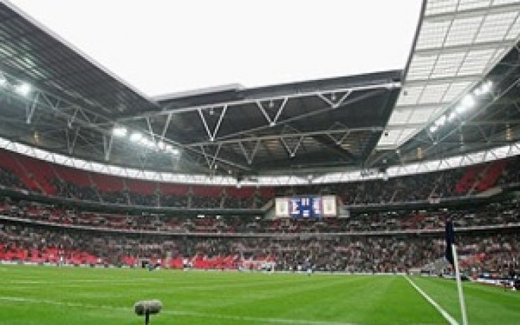 Феновете отсвириха Англия