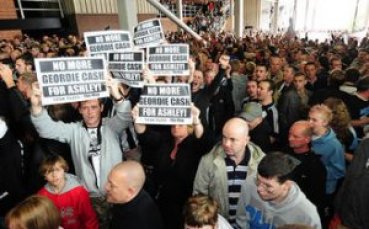 Феновете на Нюкасъл показаха червен картон на Майк Ашли