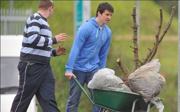 Джоуи Бартън полага обществено полезен труд