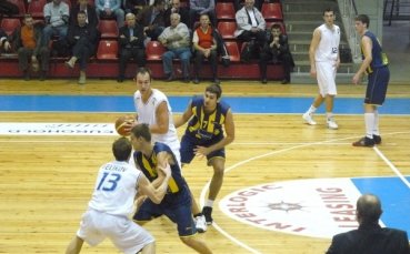 Левски падна с тройка в края