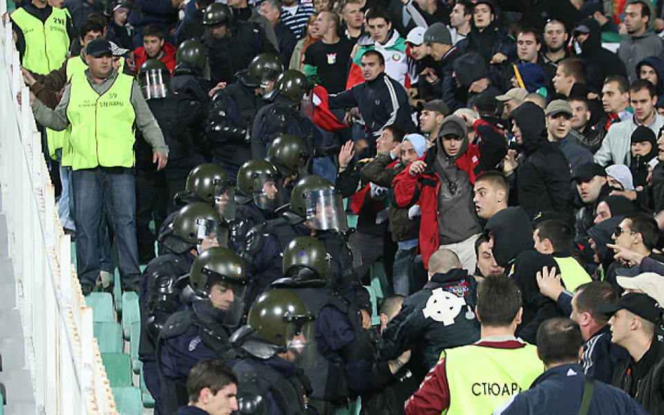 Сблъсък между фенове, италианците палят български флаг