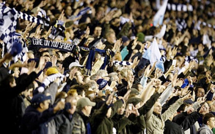 Феновете на Тотнъм бутат президента на Тотнъм