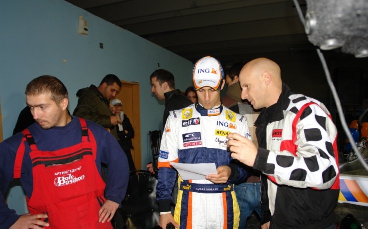 Тестови пилот от Формула 1 прави шоу в София