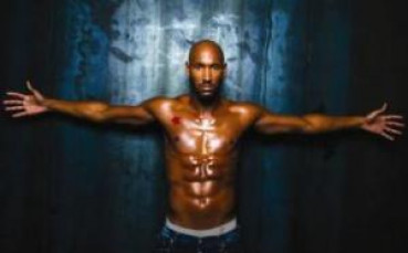 Полугола мацка отвлече Анелка, държи го заложник преди мач