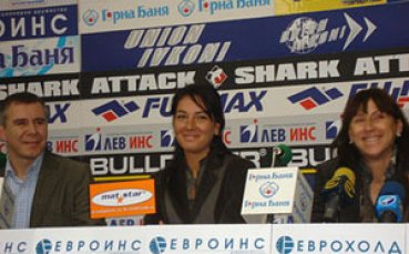 Елица Костова стартира с убедителна победа във Винарос