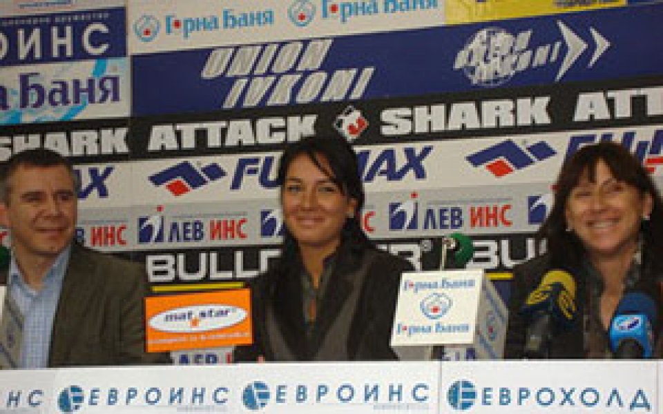 Елица Костова стартира с убедителна победа във Винарос