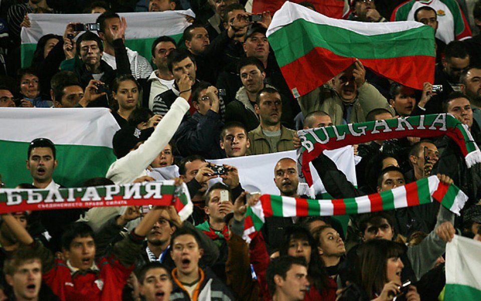 Огромен флаг в подкрепа на българките срещу Украйна