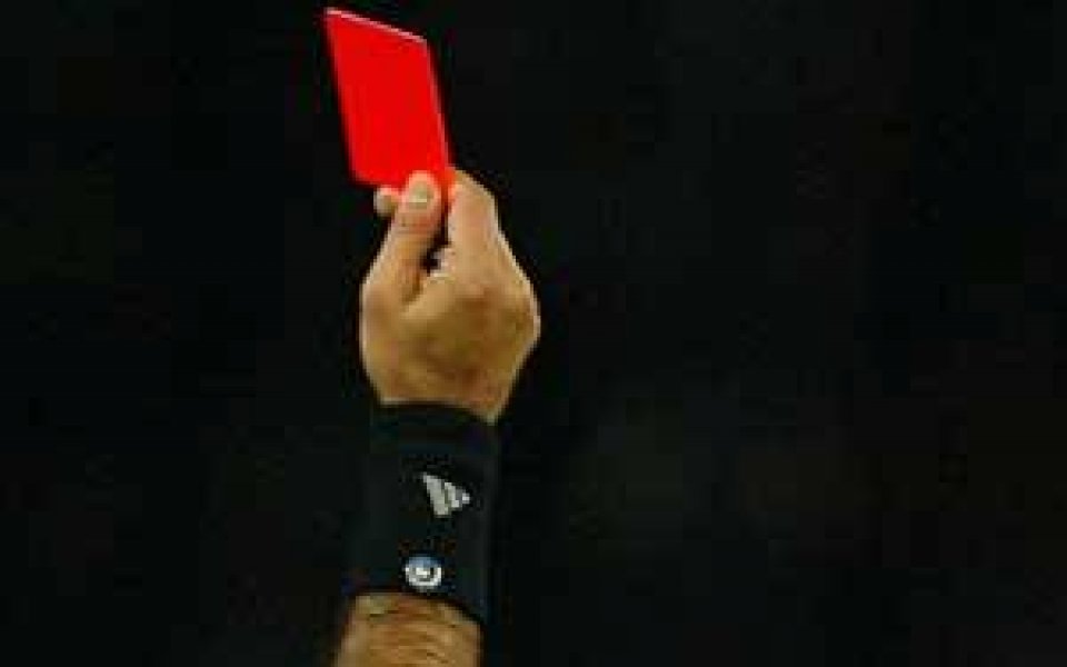 Още един мач в историята: Съдия показа 19 червени картона