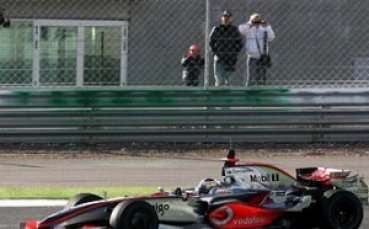 Мерцедес удря рамо на Хонда