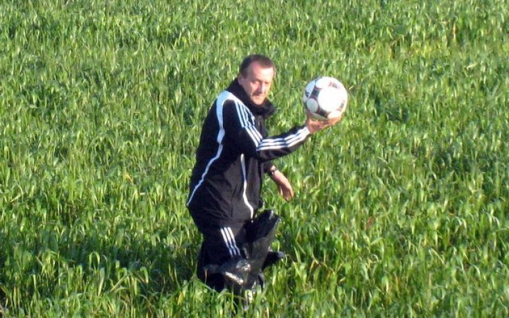 Домакинът на Славия гази в мочурище, спасява топки