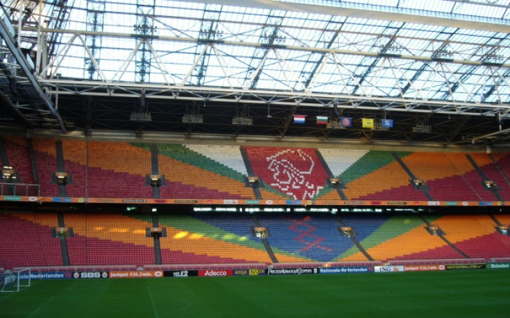 Фенове на Аякс нахлуха на терена по време на тренировка