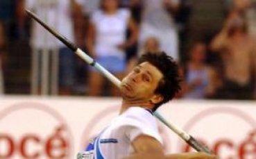 Локо Сф тренира хвърляне на копие, Пасков шампион