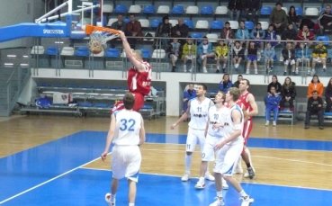 Рилецо скри топката на студентите
