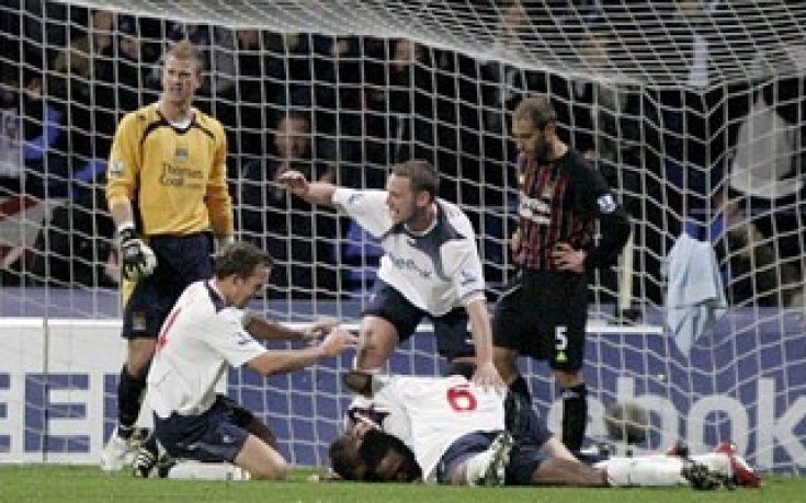 Болтън честити новия договор на треньора си с победа