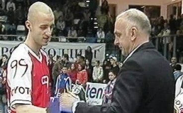 Шампионът по забивки измести мач от А група