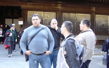 Сумистите ни стартираха лагера си в храм в Осака, подкрепят Котоошу на живо