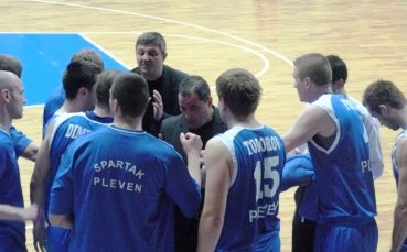 Спартак Плевен в пълен състав срещу Лукойл