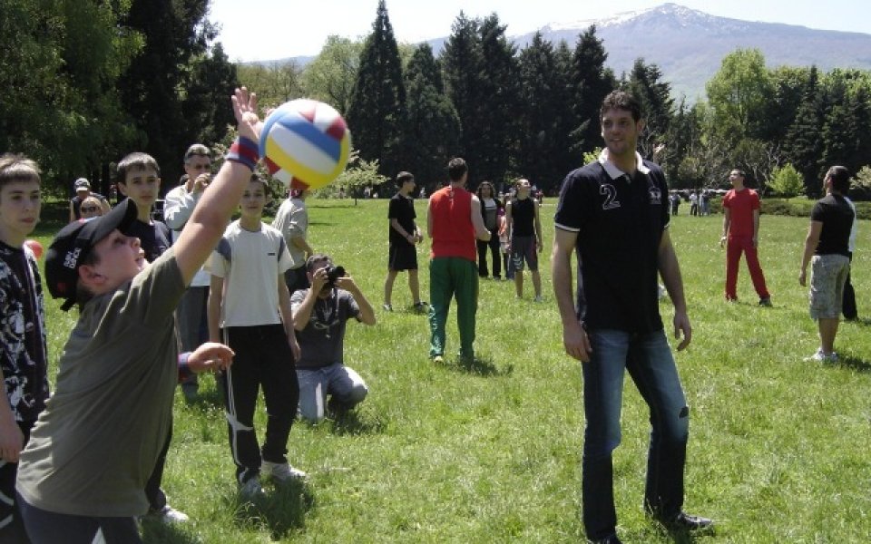 Урок по волейбол с Пламен, Теди, Евгени и Боян в парка за Деня на Европа