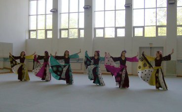 Цигански ритми в залата по гимнастика