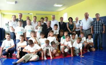 Серафим Бързаков откри зала по борба в родното си село Самуилово