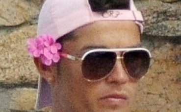 Гейовете ликуват, Роналдо се накичи с розово цвете и прозиращи шорти