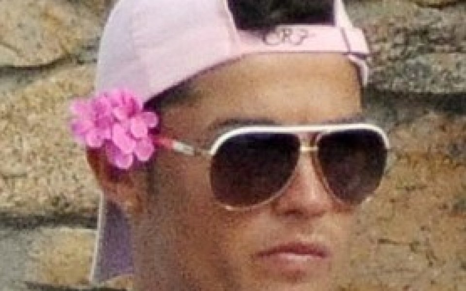 Гейовете ликуват, Роналдо се накичи с розово цвете и прозиращи шорти
