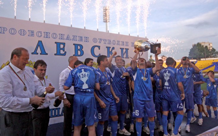 Левски вдигна шампионската купа без Батков
