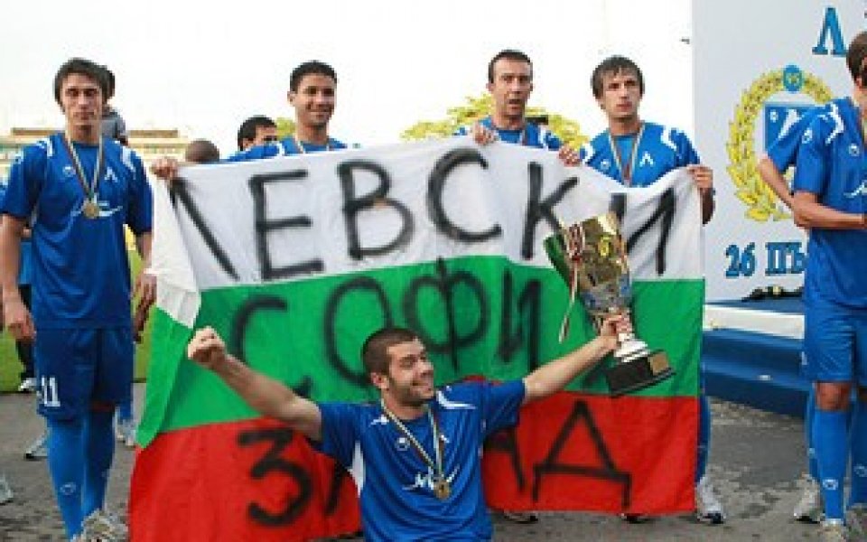 „Сините” футболисти в еуфория след награждаването