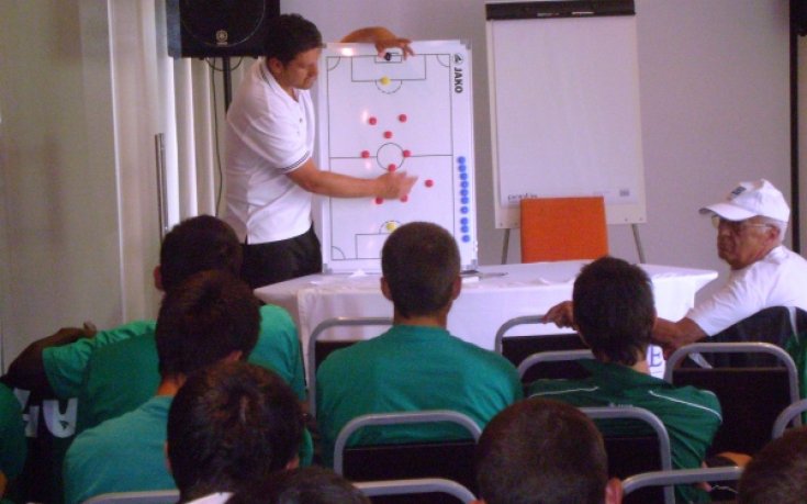 Футболистите от Вихрен Сандански разпускат с боулинг в Банско