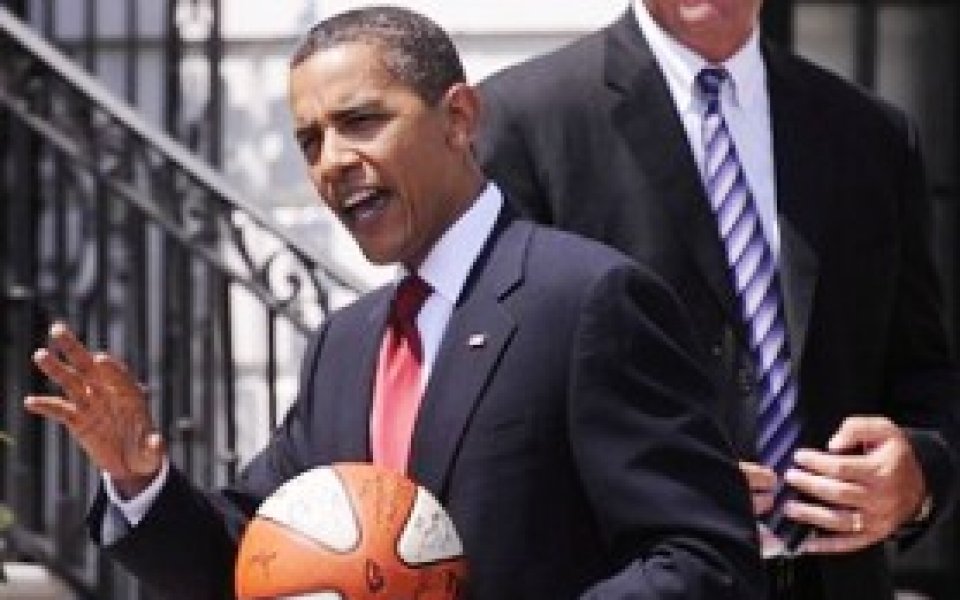 Обама се прави на футболист в Белия дом