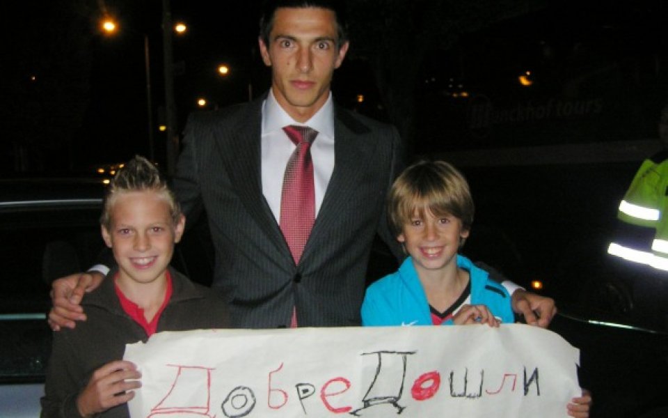 Холандски деца изненадаха Манолев с плакат на български език