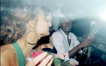 Принц Хари почерпи Челси с шампанско, след като му взеха мястото в дискотека