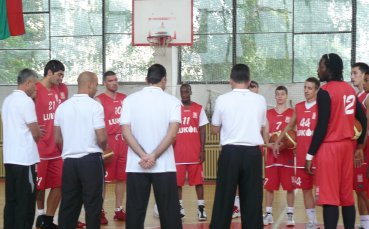 Лукойл Академик се завръща от Гърция с победа и загуба