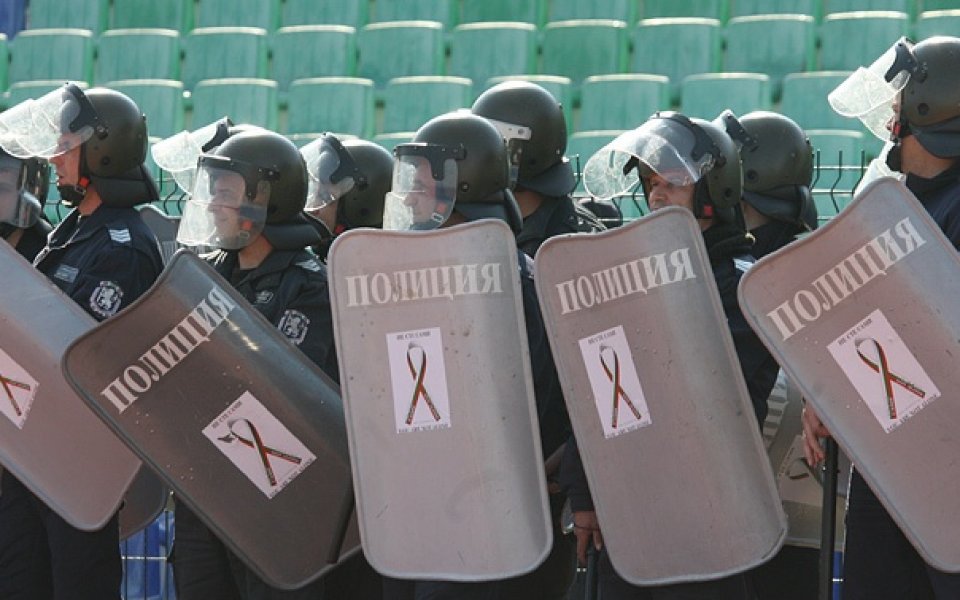 Над 180 полицаи ще охраняват утрешния мач между Левски и Черноморец