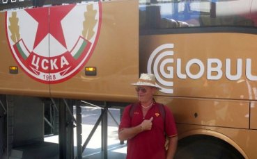 Фен на Рома се снима пред рейса на ЦСКА, а бойна карабинерка го ескортира