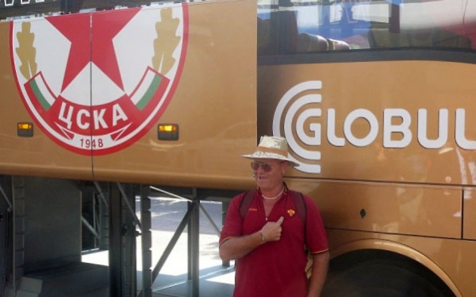 Фен на Рома се снима пред рейса на ЦСКА, а бойна карабинерка го ескортира