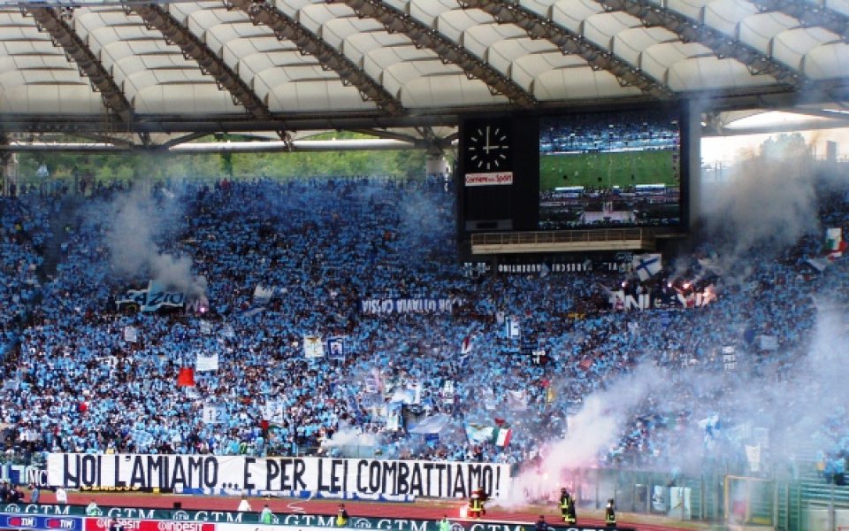 Феновете на Лацио с топло посрещане от сини запалянковци