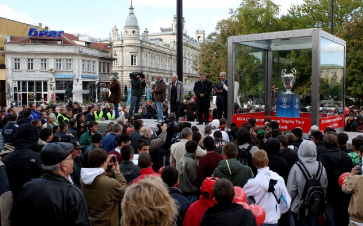 Два билета за мач ШЛ ще спечели един от снималите се с купата