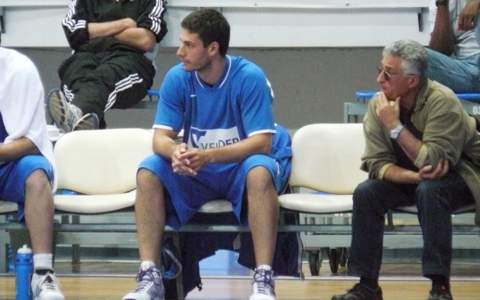 Илиян Евтимов с трофей в първия си мач в Кипър