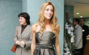 Подариха нова кола на Ивет Лалова, номерът е 1077