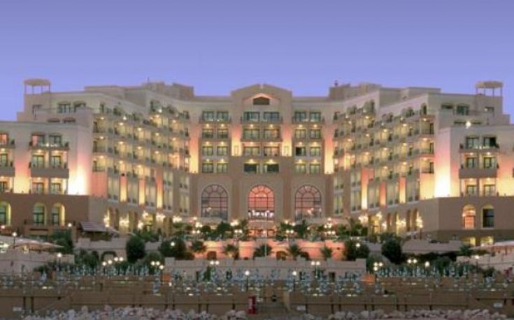 Терен без трева за тренировката на нашите