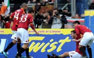 Хеттрик на Тоти за победа на Рома, Лацио с равенство