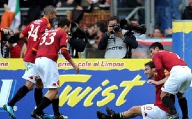 Хеттрик на Тоти за победа на Рома, Лацио с равенство