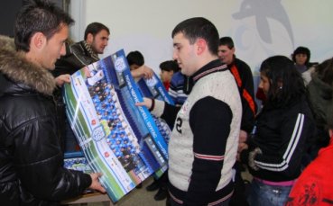 Футболистите на Черноморец зарадваха деца за празниците