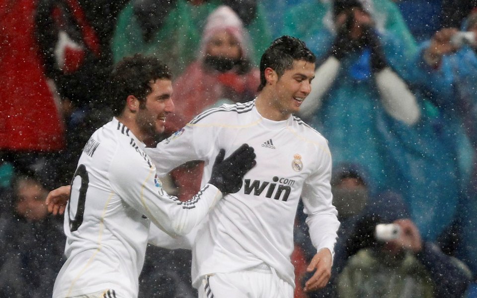 Сняг и студ не спряха Реал, за 90 минути на върха